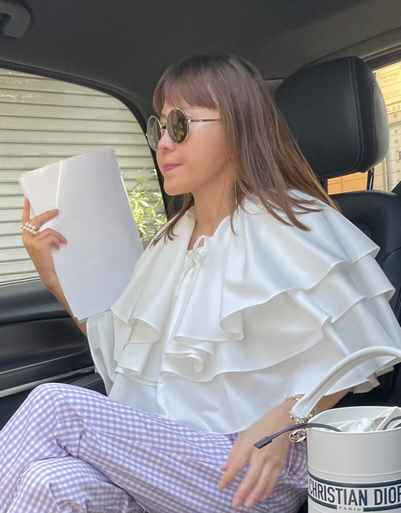 フリルブラウス